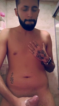 Je me branle sous la douche jusqu'à ce que je jouisse puis je continue