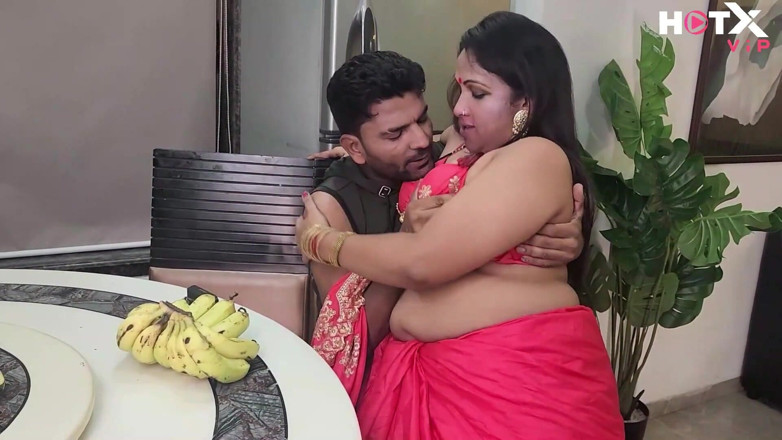 Indianxxx nude: Indische milf Bhabhi met enorme tieten stript Saree en neukt...