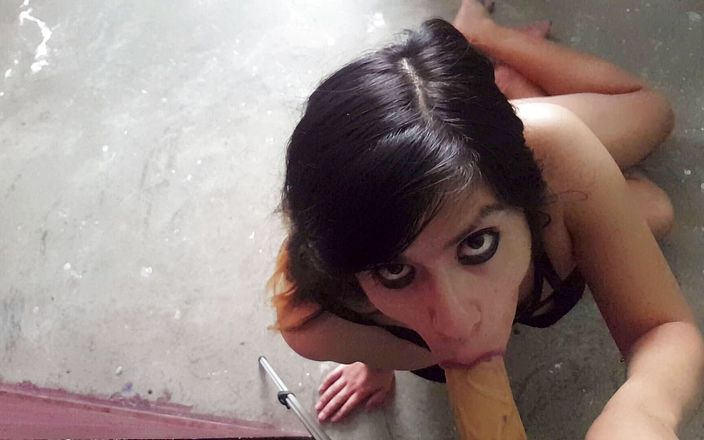 Crystal Phoenix Porn: Huấn luyện đút sâu vào họng
