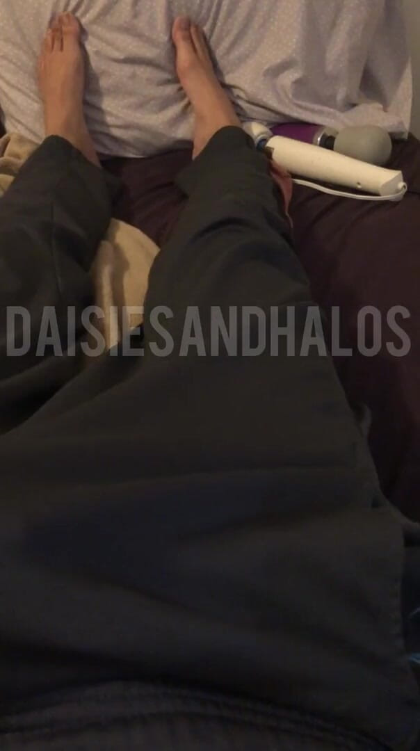 Daisiesandhalos: पूर्व कस्टम: मेरे भूरे रंग के पसीने के पंखों में वीर्य निकालना