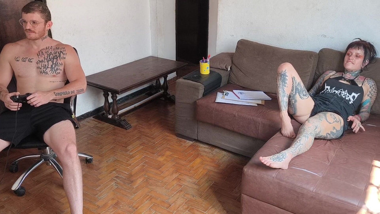 Carmona's films: 장난꾸러기 큰 엉덩이는 비디오 게임을 하게 하지 않았기 때문에 털 속의 엉덩이에 넣었습니다.