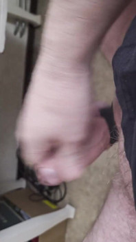 Il mio amico si siede su una sedia e si masturba guardando Vidio finché non ha un orgasmo