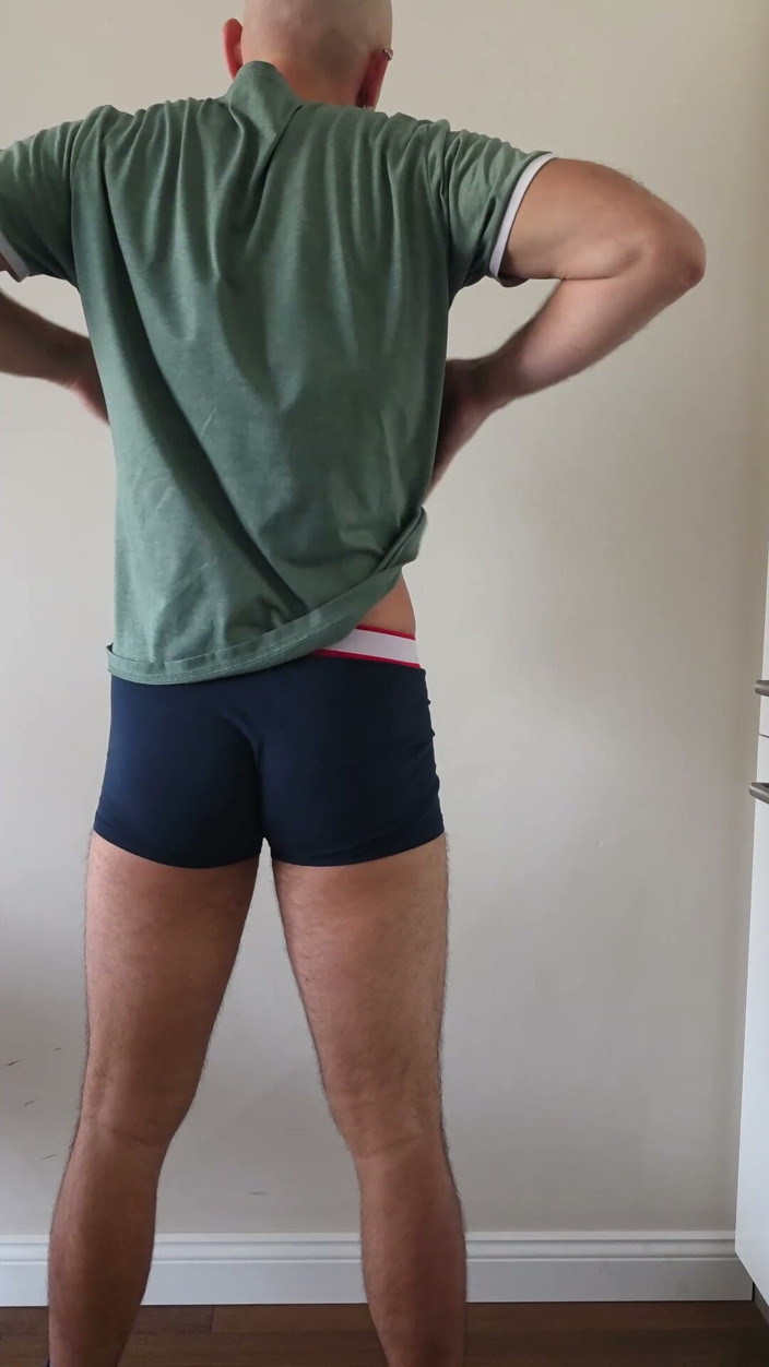 ShyCummerBoy: Szybki striptiz i spust