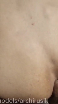 Seorang femboy berkaki panjang dengan penis besar disetubuhi di lubang basahnya oleh ayahnya sampai dia cum setelah mandi.