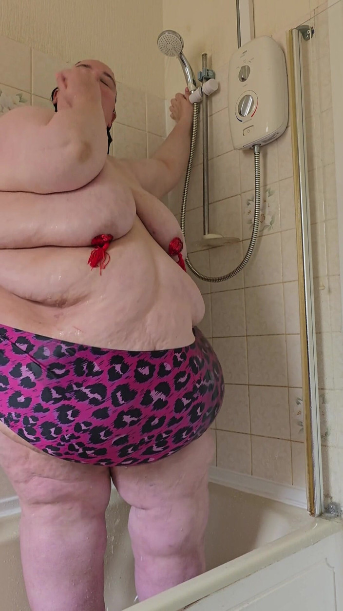 SSBBWLadyBrads: SSBBW 관능적인 샤워 젖꼭지 태슬