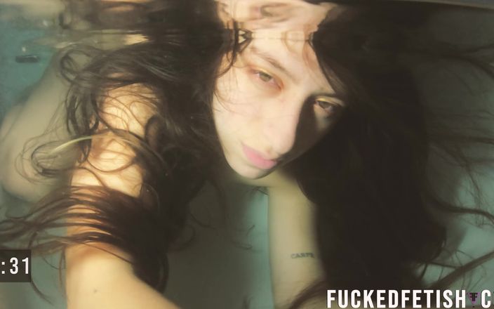 Fucked fetish: 4K Mia 욕조 전체 알몸의 아름다운 젖은 머리 수축