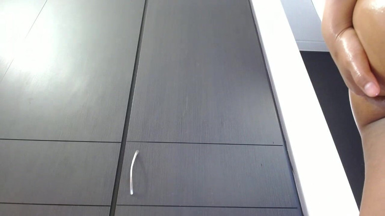 anabel693: Une latina excitée baise son cul étroit et finit par faire...