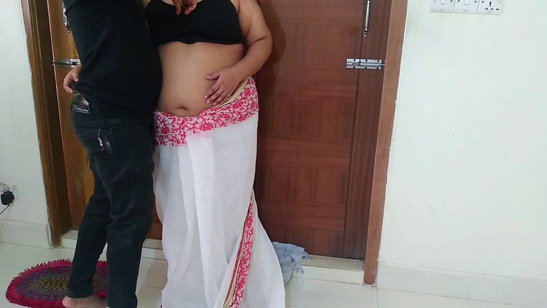 Aria Mia: De milf van de sexy desi was het huis aan...