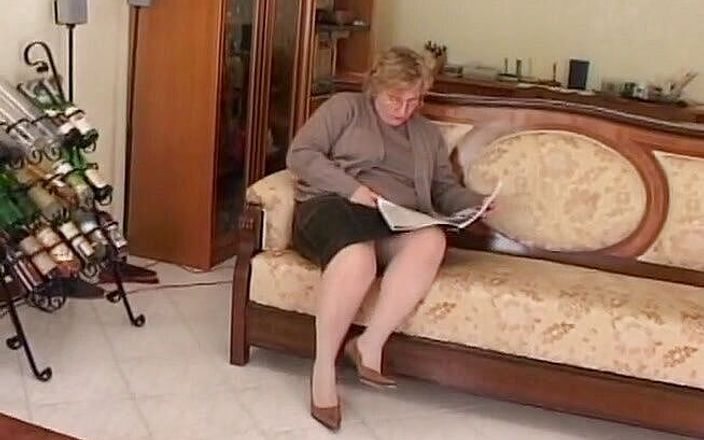 Gilfy Pleasure: Amateur esposa en medias blancas follando en sofá