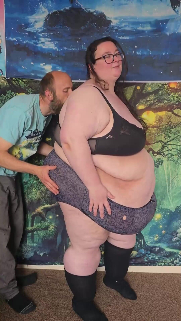SSBBW Hunter: Ssbbw iç çamaşırına kadar soyunuyor bölüm 1