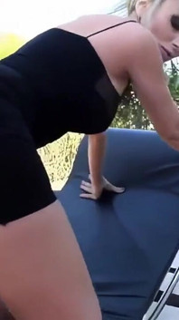 Trío sexual con una milf con pelo en el coño y dos tetas provocativas llena ambos agujeros al aire libre