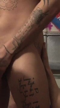 Sex în trei la toaletă cu pulă monstruoasă