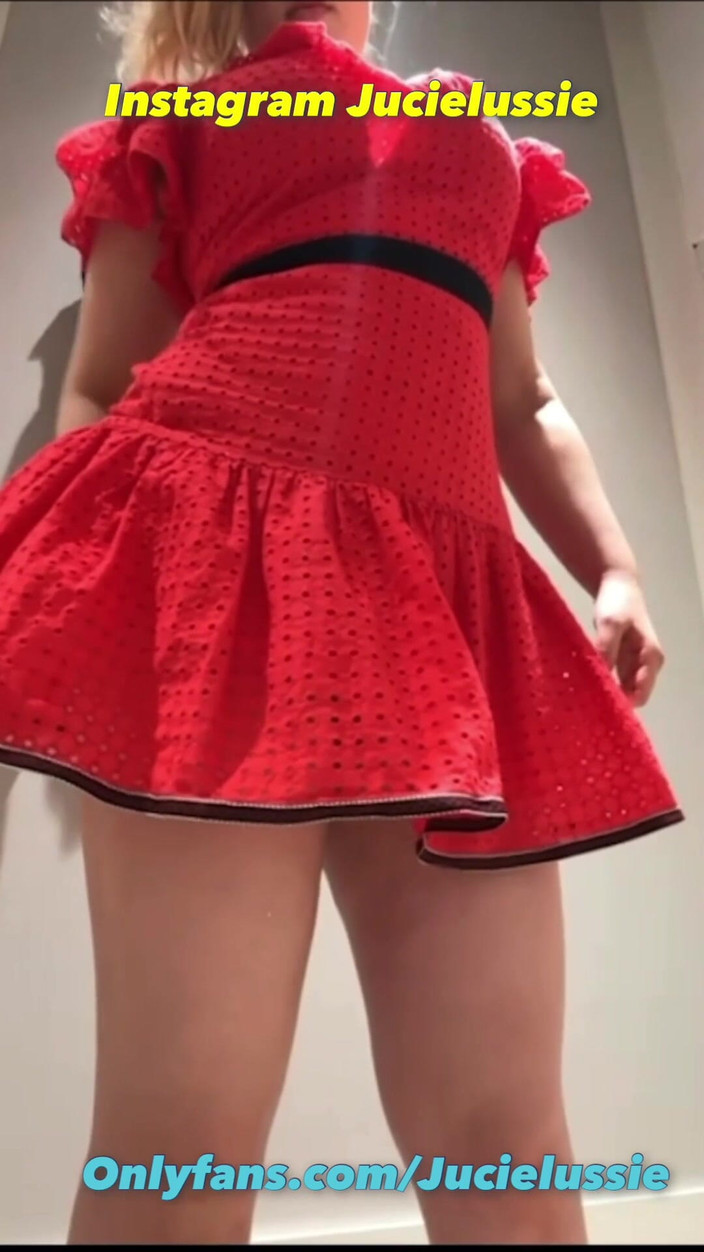 JuiceLussie: चेंजिंग रूम में फुहार और ऊँगली करना