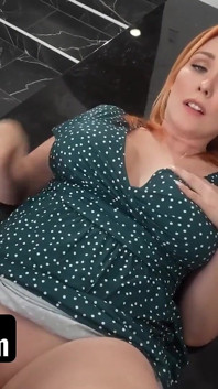 Rothaarige stiefmutter mit dicken titten wickelt perfekte lippen um meinen schwanz und ich explodiere ~ kompletter kostenloser film