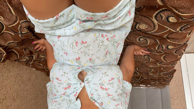 Lux Eva: Teman wanita dengan tetek besar membelai pepeknya dengan dua jari,...