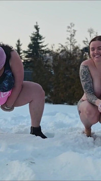 Femdom. Două femei țâțoase se pișă goale în zăpadă, apoi fă un tip gol Mănâncă și linge zăpada galbenă.