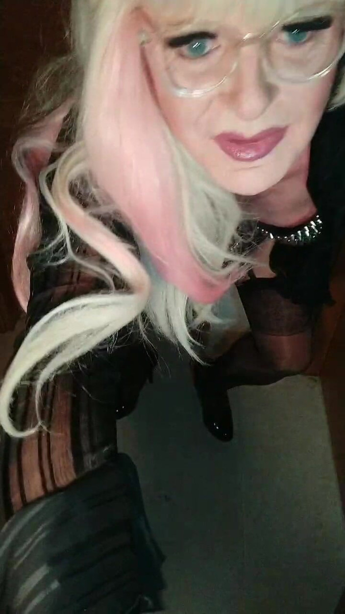 Emma Browne: Blonďatá latexová crossdresser