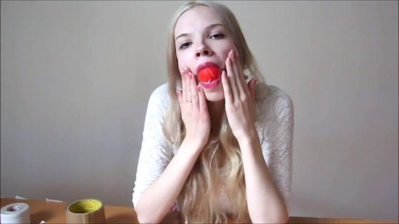 Selfgags classic: Mladá a flirtovatá polská holka s vlastním roubíkem! (Epizoda 1 z 2)