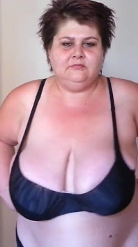 Толстушка Daphne колышет бидонами