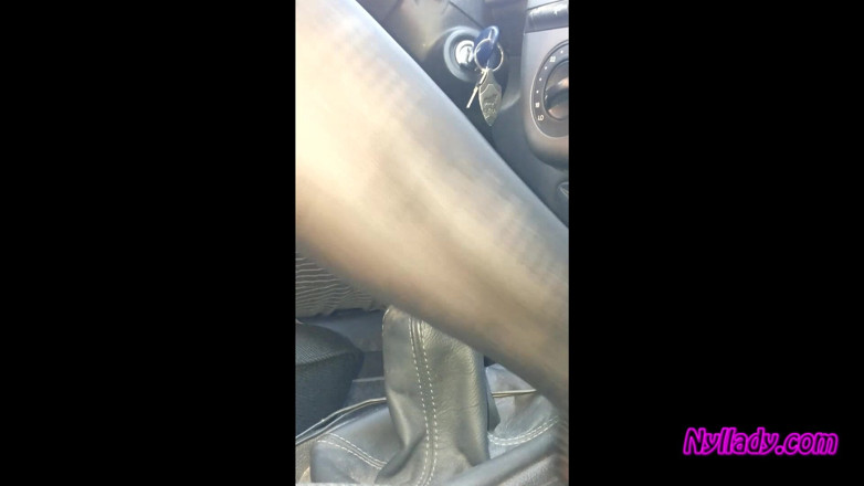 Nyllady: Nyllady kör och revving her bravo i högklackade stövlar och...