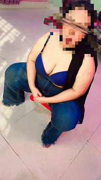 Muslimische araberin, süßes bBW heißes college-mädchen zieht einfach ihr college-kleid aus & oben ohne knackarsch-fetisch mit riesigen möpsen spielen