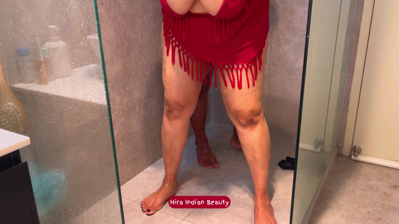 Hot 365 Entertainments: Seks terlarang di kamar mandi: meremas toket besarku sambil ngentot...