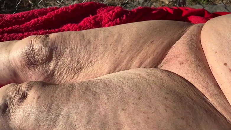 Aunt Ann: Fan-Anfrage, oma nackt in der sonne zeigt schmutzige grobe sohlen &amp;...
