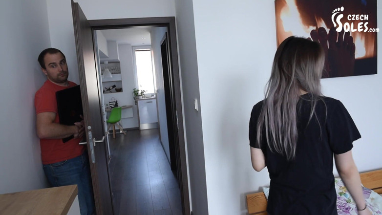 Czech Soles - foot fetish content: Pequeña niña asiática le da a un ladrón descarada su...