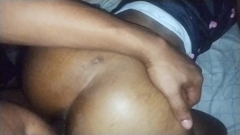 Island Bratz: Une belle-fille à gros cul se fait baiser en levrette