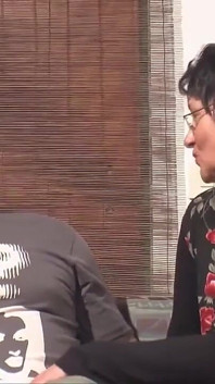 Dua perempuan jalang tua mahu merasai zakar matang
