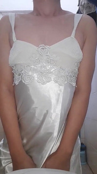 Asyalı travesti uzun ipeksi gecelik elbisesi giyiyor