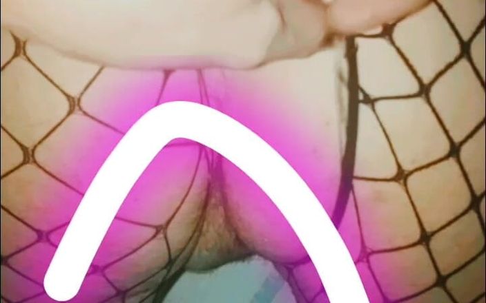 Ladyboy Karl: Nana gebruikt een dildo