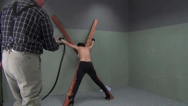 Spanking Server: Yasmeena dihukum cambuk punggung