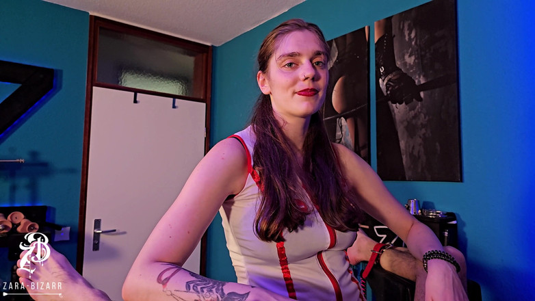 Zara Bizarr: Asistenta medicală Zara - Întindere pe scaunul de ginecolog