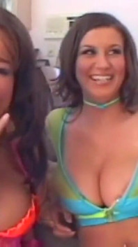 Dos hermosas morenas tetonas follan en una orgía con dos amigas