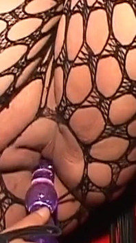Une MILF dominante taquine sa soumise à capuche avec des jouets