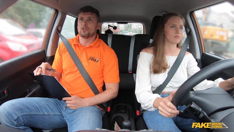 Fake Driving School: Mükemmel göğüslerimi görmek için beni geçir