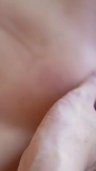 모델 레벨 미녀. 풀 디스플레이의 프리미엄 룩, 처음부터 끝까지 드러나는 격렬한 비공개 액션