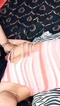 Memek sempit cewek ini dientot habis-habisan saat lagi seks threesome posisi threesome