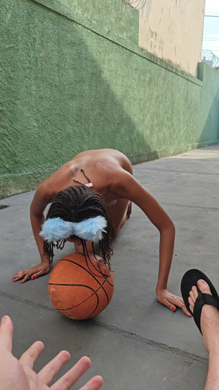 Lily Slav: Uległa gra jak zwierzę na podwórku