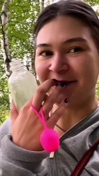 Extremes Öffentliches Pissespiel Im Park - Drinks & Gurgelt Volle Flasche