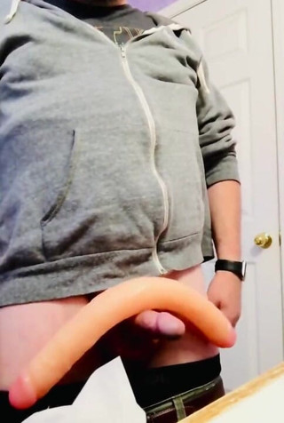 Kinky horny gay bois: 把他的小花生比喻成一根又大又大又多汁的假阳具