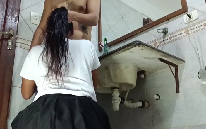 Karely Ruiz: Scopata anale con una studentessa in bagno