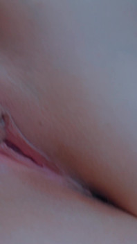 Sexy milfka s červenou rtěnkou masturbuje s robertkem. Chlupatá kundička zblízka