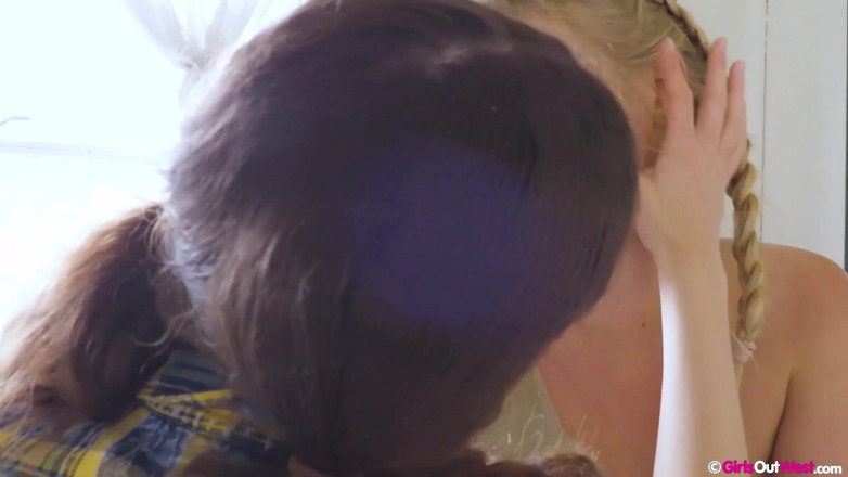 Girls Out West: Гаряча блондинка отримує задоволення від її волохатої пизди від милої брюнетки-тінки