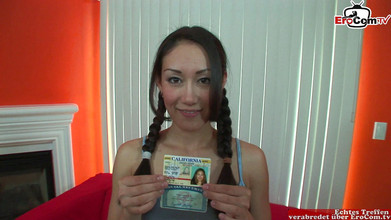 EroCom: Dünnes asiatisches teen, das ihren ersten porno schießt