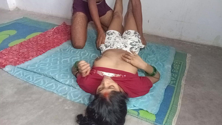 Rinki559: Bhabhi India dalam seluar pendek merah dan seluar putih dikongkek