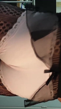 V63-seksi iç çamaşırlı transeksüel - etek aşağı, yarak dışarı