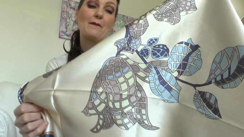 Lady Victoria Valente: Můj nový saténový šátek vás přiměje chtít stříkat a slabý, scarf...
