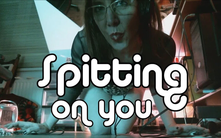 MistressOnline: थूकना और फर्श की सफाई करना